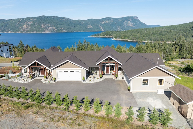 Oceanview Duplex in Maple Bay