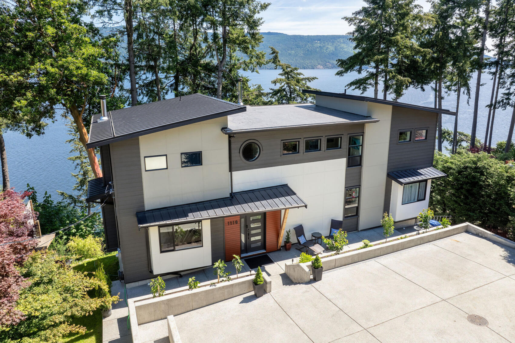 Oceanfront modern custom home in Cowichan Bay