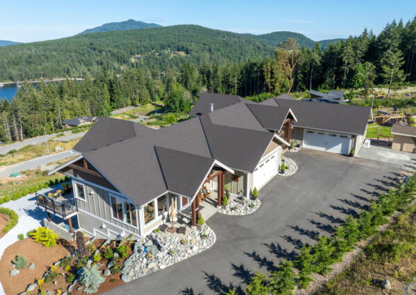 Luxury custom home builder in Maple Bay